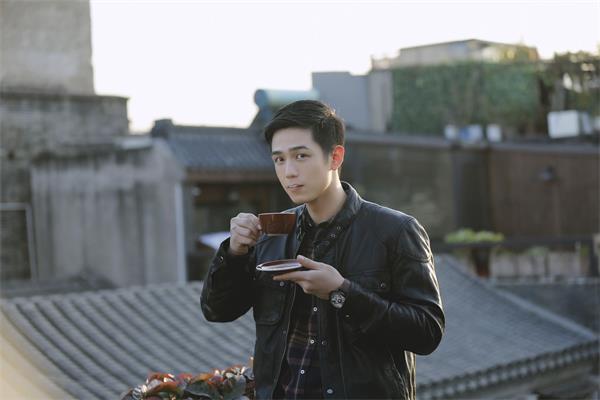 利晴天最新街拍写真释出 眼眸深邃充满绅士味道