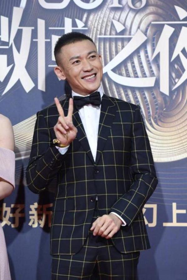 聂远携手妻子走红毯，“正宫娘娘”一袭粉裙太美艳，原来这么会穿