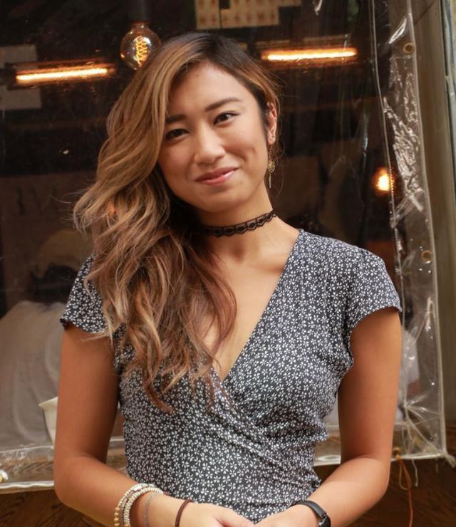 苗侨伟女儿曝泳装照！33岁苗彤小麦肌肤身材火辣，美貌遗传戚美珍