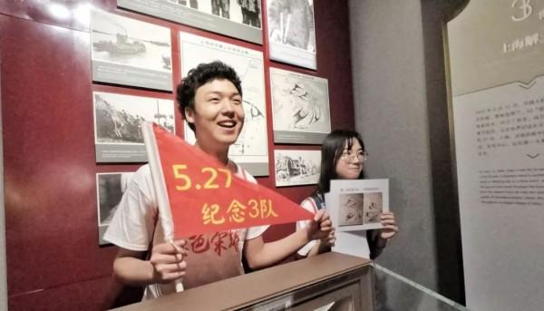 1个弹孔，见证了一段历史；400件雨衣，映衬出城市温情