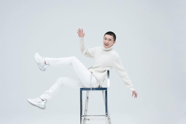 张博涵平头造型清爽有型 白毛衣展现阳光气息