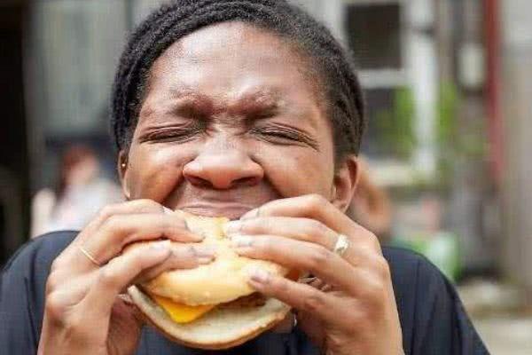 非洲旅行，目睹“蚊子汉堡”制作过程，游客：美味