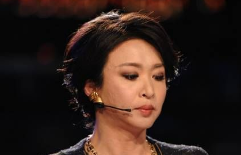 52岁金星重回男儿本色，全身男装素颜走街，网友感慨：太飒了