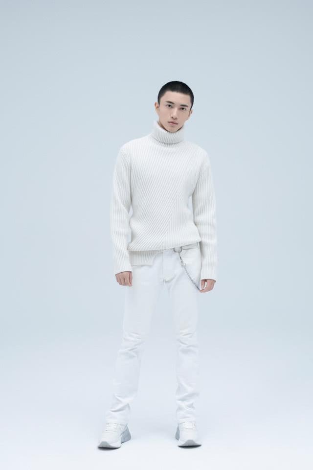 张博涵平头造型清爽有型 白毛衣展现阳光气息