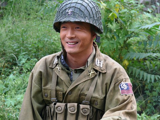 他是曾黎前男友,被韩国美女倒追,从机修工到影帝的他有何魅力?