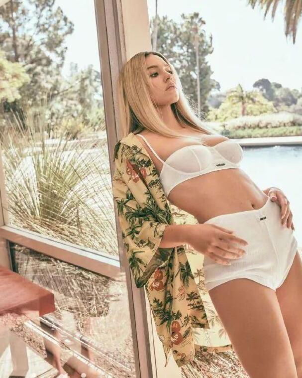 “悉尼妹”杂志写真狂秀乳沟和大美腿!魔鬼身材性感火辣