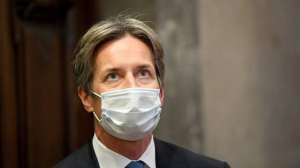 卡尔海因茨(奥地利前财政部长因贪腐指控被判刑8年，称将向最高法院上诉)