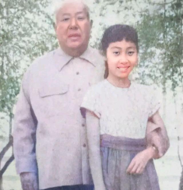 60年代，马鸿逵与重孙女马爱玲留影，曾作恶多端，晚年过得如何