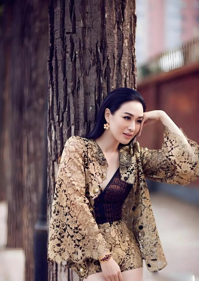 钟丽缇被骂“风流”20年,三婚两离嫁小12岁老公,她真的做错了吗