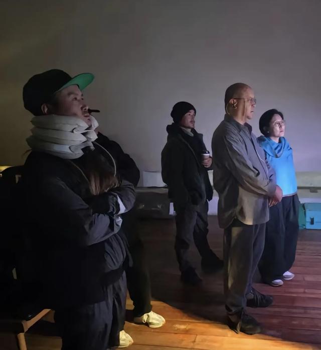 窦唯现状曝光：隐居阿那亚，秃顶头发花白索性剃光头，偶尔会演出