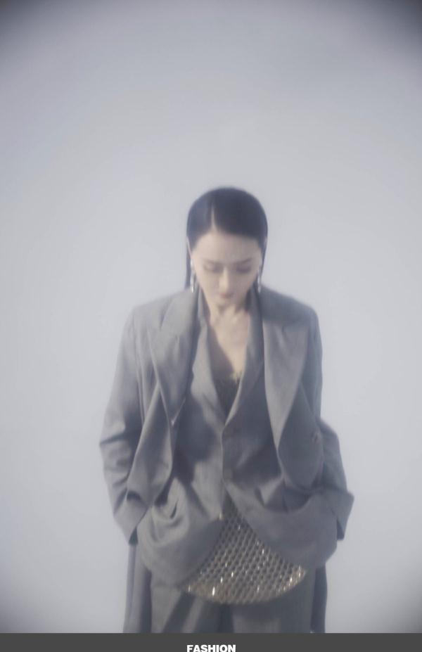 王艳带儿子拍时尚大片！12岁球球身高赶超妈妈，穿成衣时尚感爆棚