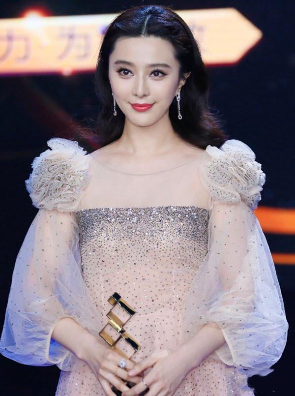 范冰冰儿时旧照曝光，范爷天生美人胚子，范丞丞祖传小眼睛