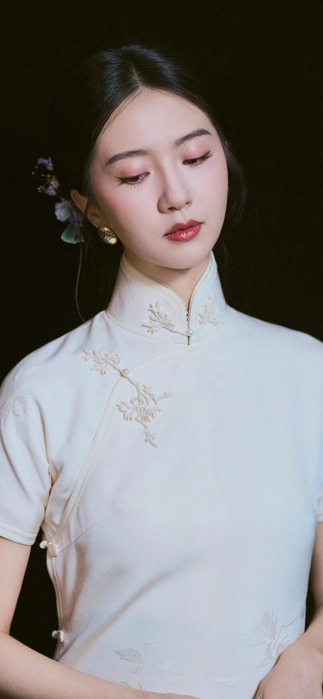 ​美女系列壁纸第4224期—一袭白色旗袍的许龄月