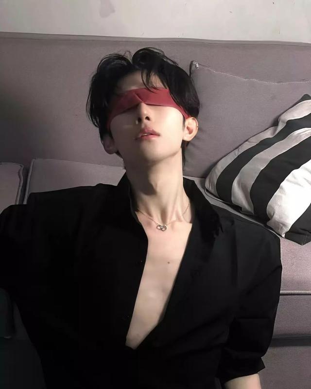 禁欲系帅哥：朱纱红缦遮望眼，衣带渐宽入他乡