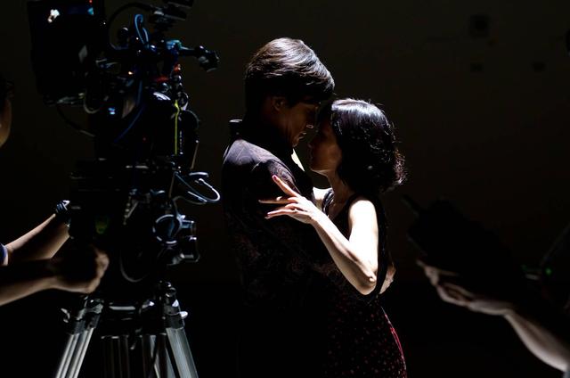 他的处女作帮助她战胜巩俐