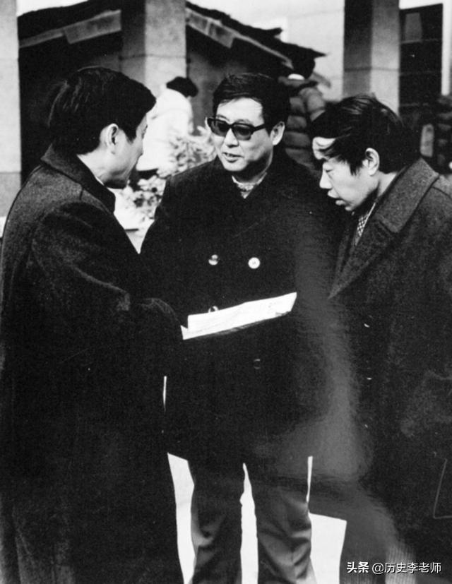 作家路遥老照片:病危时妻子坚持和他离婚,图8和莫言合影很罕见