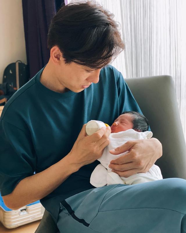 恭喜！35岁TVB小花早产生下7磅重儿子，与主持人老公恩爱多年