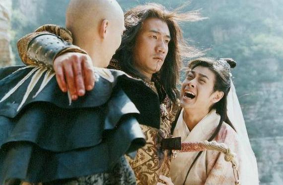 97版和03版乔峰放在一起，音乐一响，吹风机一动，差距就出来了