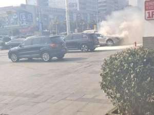 第一时间(超市门口发生惊险一幕，他们第一时间冲到现场)