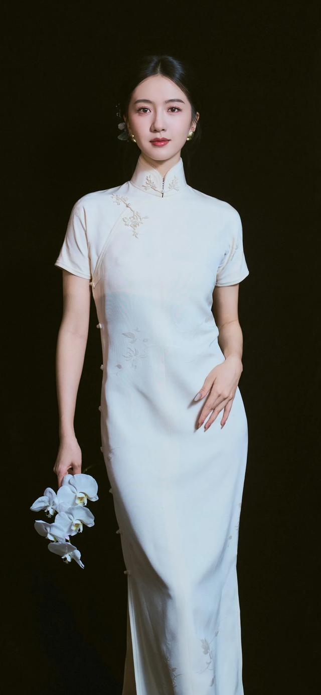 ​美女系列壁纸第4224期—一袭白色旗袍的许龄月