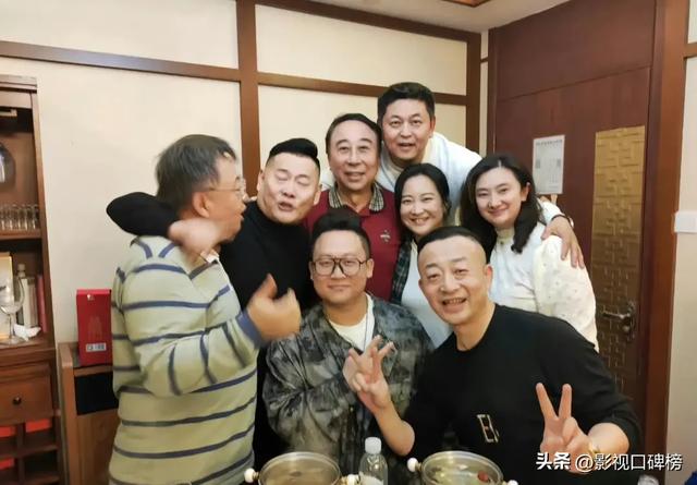 冯巩过67岁生日，多位学生们为他庆祝，贾玲也到现场，身材纤瘦