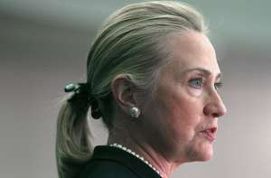 克林顿桃色案(1998年克林顿曝“拉链门”丑闻，希拉里绝不吃亏，找多位情人报复)