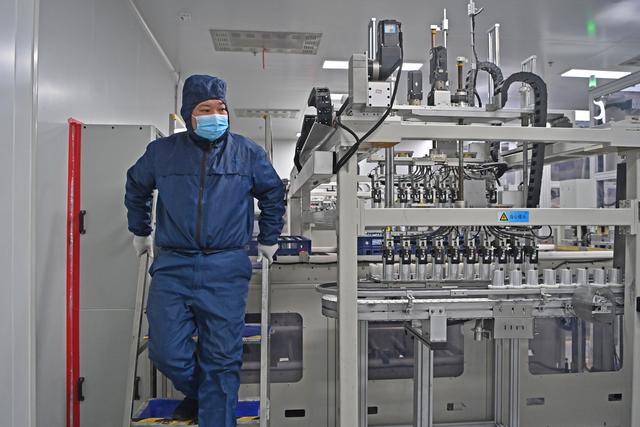 新华全媒+·新春走基层｜动力电池车间主任的一天