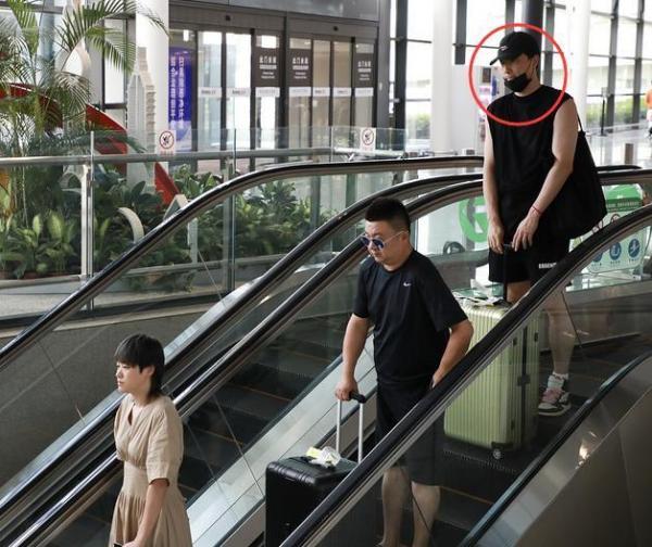 刘翔吴莎同框现身，吴莎小腹圆润疑似有喜，刘翔吴莎在一起多久了