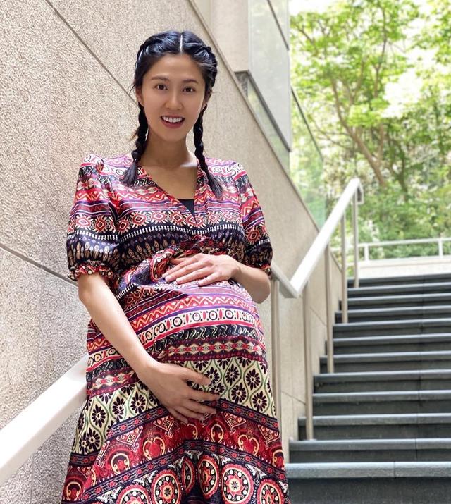 恭喜！35岁TVB小花早产生下7磅重儿子，与主持人老公恩爱多年