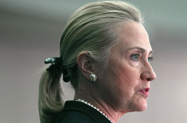 1998年克林顿曝“拉链门”丑闻,希拉里绝不吃亏,找多位情人报复