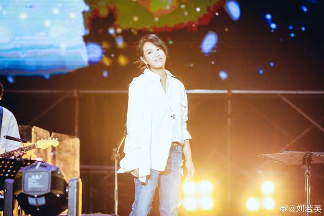 49岁刘若英近照，面露老态撞脸那英，发量稀少让人担忧