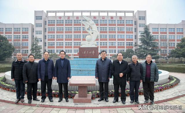 许家印阔别20年再回乡 回报乡里感念师恩