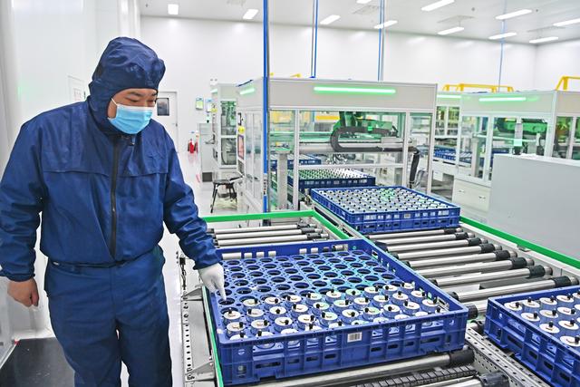 新华全媒+·新春走基层｜动力电池车间主任的一天