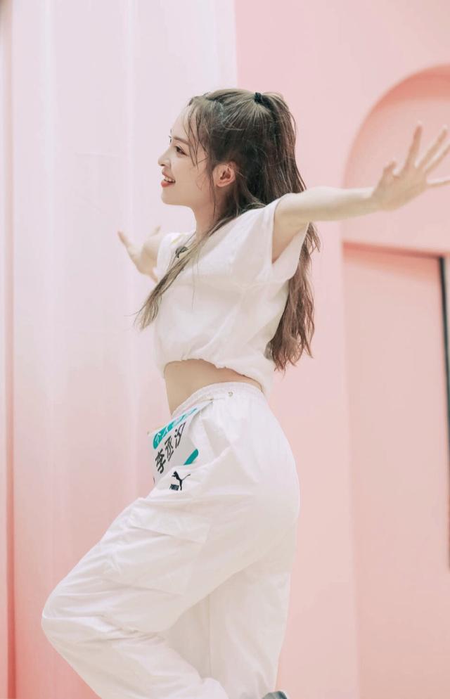 站上女团选秀舞台的李丞汐:北大元培学院毕业,辞掉高薪工作追梦
