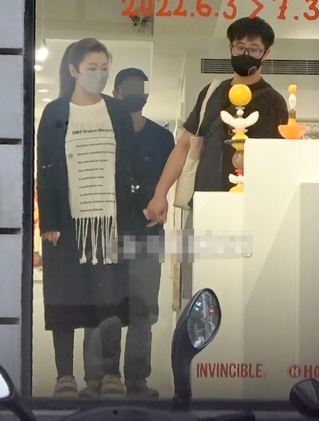 任家萱与小7岁男友约会！手臂烧伤疤痕明显，两人无名指婚戒抢眼