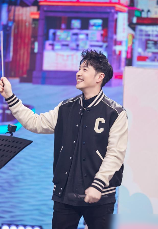 潘玮柏出席节目，穿棒球服阳光少年范十足，42岁毫无“大叔感”