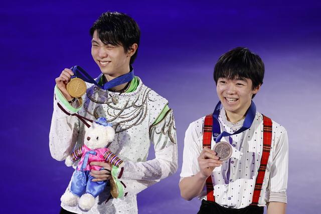 高清图来了！羽生结弦登台领奖，拥抱师弟合影笑容灿烂