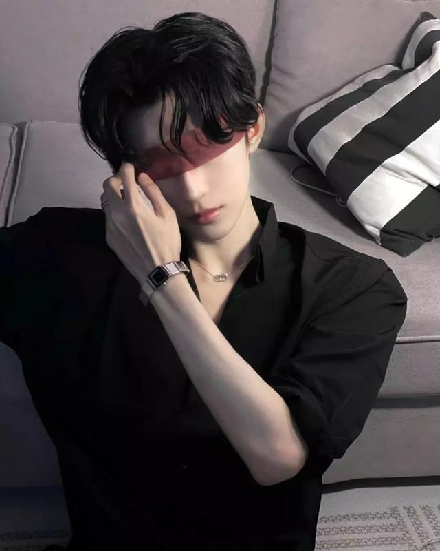 禁欲系帅哥：朱纱红缦遮望眼，衣带渐宽入他乡