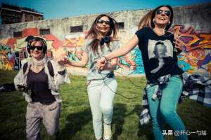 第一次爱的人英文版(英文励志歌曲百首经典珍藏，人生必备)