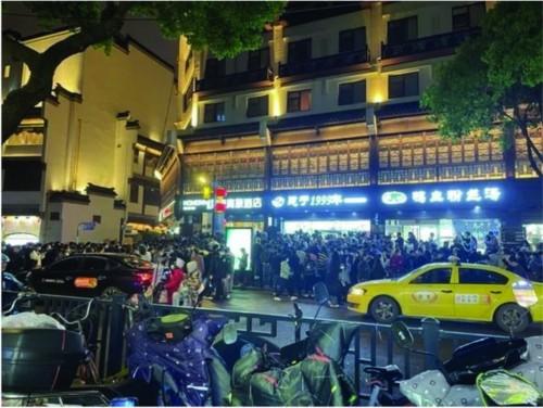 “郭老师”游南京遭围堵 如此追“星”何时休？