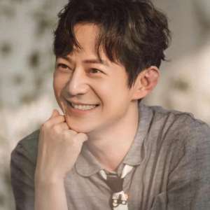 栀子花开何炅(那年谁陪你看“栀子花开”是何炅吗)