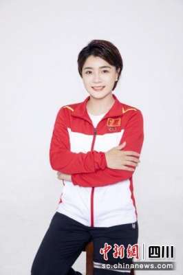 许小青(对话体操世界冠军莫慧兰：从世界冠军到斜杠青年)