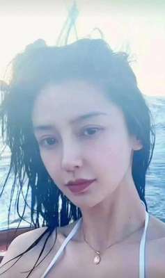 杨颖以前照片(杨颖早年泳装照：惊艳时光的魅力绽放)