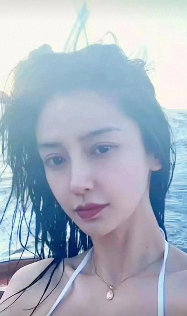 杨颖早年泳装照：惊艳时光的魅力绽放