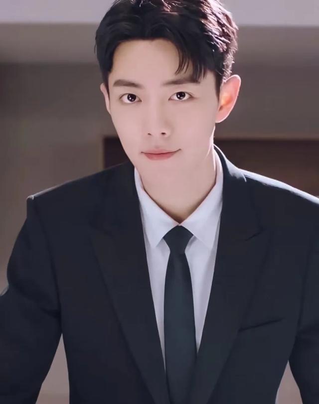 白鹿张晚意被央妈评为国家三级演员，评论区却吵翻天：肖战杨紫呢