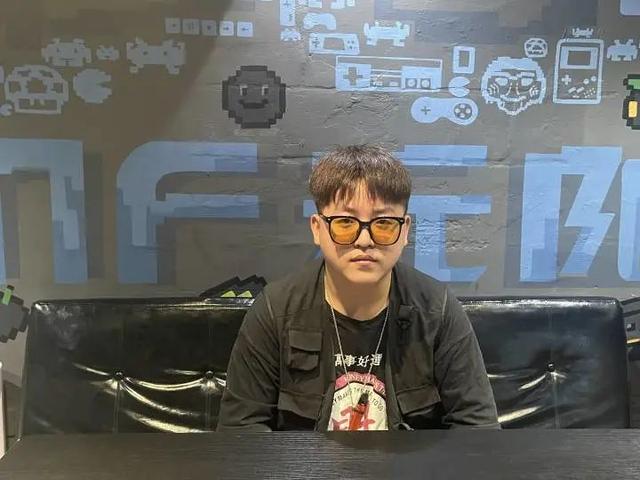 假期第一天,23岁小伙演了11遍中年大妈!有人因他一句话嚎啕大哭