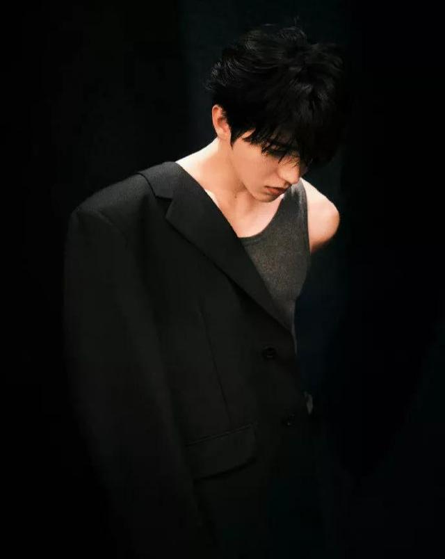 行走的荷尔蒙,蔡徐坤禁欲写真,一身肌肉满满的男人范