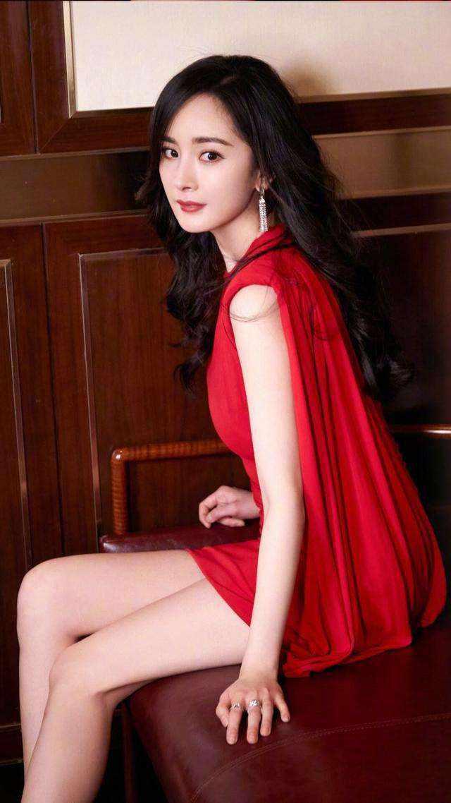 暖白皮穿什么颜色好看？以杨幂为例，解析春季型人的用色规律