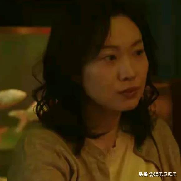 满脸的折子，浑身的油腻，却要演“坐台”的小姐，网友：真服了？