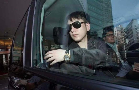 18岁当汤臣总裁:身价千亿颜值爆表,和王思聪有“天壤之别”